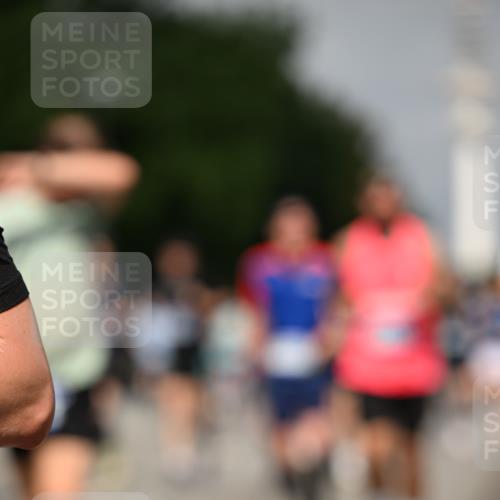 29.06.2025 - hella hamburg halbmarathon Dr. Thomas Lammeyer http://msf.ph/oto/8150805 29.06.2025 10:06:46 Kennedybrücke 1254, 1414, 1733, 2142, 2685, 2819, 3225, 3780, 3919, 5742, 6166, 6295, 6708, 6752, 6815, 6997, 7049, 7323, 8003, 8364, 8483, 8662, 8749, 9006, 10295, 10539, 11191, 11250 meine-sportfotos.de