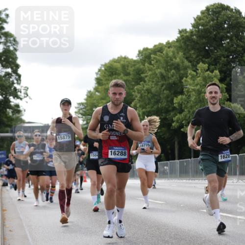 29.06.2025 - hella hamburg halbmarathon Jannik Wohlers http://msf.ph/oto/8150807 29.06.2025 10:14:14 Lombardsbrücke 1406, 1728, 2046, 2494, 2990, 3020, 3154, 3691, 3756, 3834, 5191, 5670, 5981, 6366, 6935, 7802, 8055, 8147, 8755, 9556, 9663, 9709, 10224, 10391, 10610, 12467, 12901, 13366, 13386, 13673, 13674, 15048, 16036, 16167, 16287, 16288, 16776, 17296, 17453, 17975 meine-sportfotos.de
