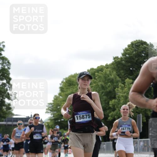 29.06.2025 - hella hamburg halbmarathon Jannik Wohlers http://msf.ph/oto/8150833 29.06.2025 10:14:15 Lombardsbrücke 1406, 1728, 2046, 2494, 2990, 3020, 3154, 3454, 3691, 3756, 3834, 5191, 5670, 5981, 6935, 7802, 8055, 8147, 8755, 9556, 9663, 9709, 10224, 10391, 10610, 12901, 13212, 13366, 13386, 13673, 13674, 14497, 15048, 16036, 16167, 16287, 16288, 16776, 17296, 17453, 17975 meine-sportfotos.de