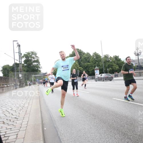 29.06.2025 - hella hamburg halbmarathon Jannik Wohlers http://msf.ph/oto/8150864 29.06.2025 10:30:24 Lombardsbrücke 1059, 1472, 2268, 2505, 2569, 3131, 3281, 4198, 6556, 7071, 7120, 9830, 11981, 11984, 14095, 14216, 14803, 15299, 16791, 18362, 18795, 18860 meine-sportfotos.de