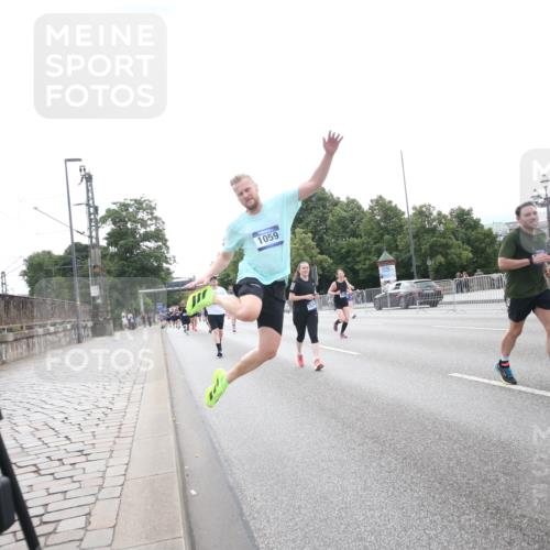 29.06.2025 - hella hamburg halbmarathon Jannik Wohlers http://msf.ph/oto/8150870 29.06.2025 10:30:24 Lombardsbrücke 1059, 1472, 2268, 2505, 2569, 3131, 3281, 4198, 6556, 7071, 7120, 9830, 11981, 11984, 14095, 14216, 14803, 15299, 16791, 18362, 18795, 18860 meine-sportfotos.de