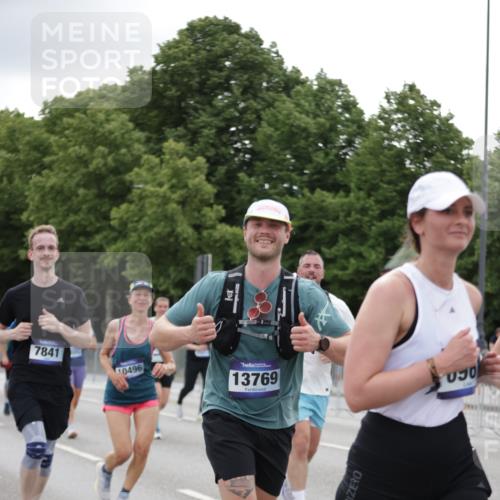 29.06.2025 - hella hamburg halbmarathon Jannik Wohlers http://msf.ph/oto/8150946 29.06.2025 10:51:11 Lombardsbrücke 1617, 1997, 2308, 2484, 2485, 2593, 2736, 2778, 3240, 3991, 4748, 4808, 4878, 5291, 5394, 5716, 5717, 6007, 6091, 6885, 6945, 6947, 6954, 7769, 7841, 7871, 7992, 8125, 8399, 9340, 9462, 9582, 9583, 9763, 10496, 10521, 11034, 11268, 11575, 11875, 11913, 12766, 13079, 13598, 13710, 13769, 15092, 15776, 16595, 16642, 16807, 17641, 19106 meine-sportfotos.de