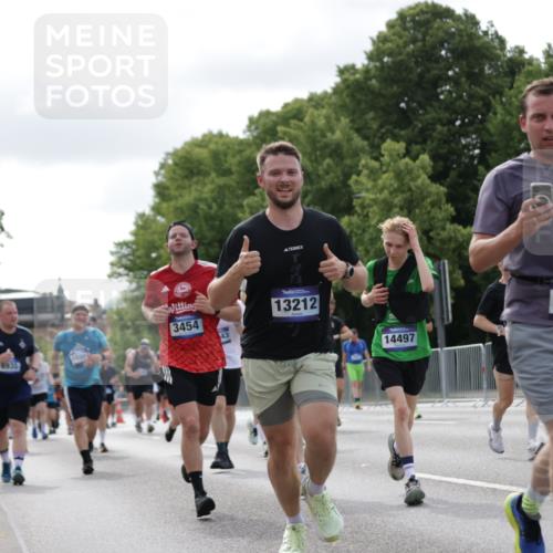 29.06.2025 - hella hamburg halbmarathon Jannik Wohlers http://msf.ph/oto/8150947 29.06.2025 10:14:23 Lombardsbrücke 1071, 1728, 2046, 2601, 2690, 2990, 3025, 3154, 3454, 3691, 3834, 5191, 5608, 5981, 6935, 7195, 7439, 8055, 8147, 8239, 8522, 8755, 9173, 9556, 9663, 9709, 10391, 10610, 10963, 11643, 12901, 13212, 13366, 13386, 13393, 13673, 13674, 14015, 14195, 14452, 14497, 15048, 15700, 16036, 16167, 16287, 16288, 16776, 17296, 17453, 17975, 18015, 18176 meine-sportfotos.de