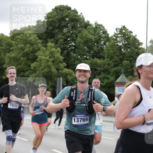 29.06.2025 - hella hamburg halbmarathon Jannik Wohlers http://msf.ph/oto/8150952 29.06.2025 10:51:11 Lombardsbrücke 1617, 1997, 2308, 2484, 2485, 2593, 2736, 2778, 3240, 3991, 4748, 4808, 4878, 5291, 5394, 5716, 5717, 6007, 6091, 6885, 6945, 6947, 6954, 7769, 7841, 7871, 7992, 8125, 8399, 9340, 9462, 9582, 9583, 9763, 10496, 10521, 11034, 11268, 11575, 11875, 11913, 12766, 13079, 13598, 13710, 13769, 15092, 15776, 16595, 16642, 16807, 17641, 19106 meine-sportfotos.de