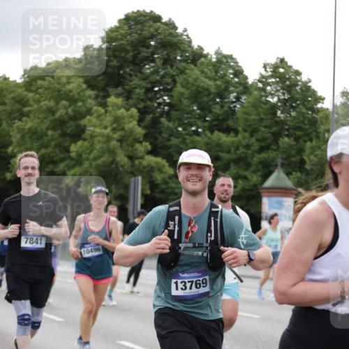 29.06.2025 - hella hamburg halbmarathon Jannik Wohlers http://msf.ph/oto/8150957 29.06.2025 10:51:11 Lombardsbrücke 1617, 1997, 2308, 2484, 2485, 2593, 2736, 2778, 3240, 3991, 4748, 4808, 4878, 5291, 5394, 5716, 5717, 6007, 6091, 6885, 6945, 6947, 6954, 7769, 7841, 7871, 7992, 8125, 8399, 9340, 9462, 9582, 9583, 9763, 10496, 10521, 11034, 11268, 11575, 11875, 11913, 12766, 13079, 13598, 13710, 13769, 15092, 15776, 16595, 16642, 16807, 17641, 19106 meine-sportfotos.de