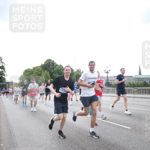 29.06.2025 - hella hamburg halbmarathon Jannik Wohlers http://msf.ph/oto/8150958 29.06.2025 10:31:09 Lombardsbrücke 1844, 3396, 3397, 3424, 3571, 3681, 4953, 5165, 5846, 5965, 6078, 6546, 6573, 6640, 7772, 8806, 9183, 9812, 9882, 9883, 10240, 10421, 10435, 10586, 11587, 12381, 12758, 13724, 15024, 15222, 15575, 16541, 16978, 17043, 17362, 17404, 17517, 17706, 17989, 18390, 18507, 18613, 18672, 18883, 18943, 19068, 19233 meine-sportfotos.de