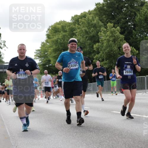 29.06.2025 - hella hamburg halbmarathon Jannik Wohlers http://msf.ph/oto/8150988 29.06.2025 10:14:26 Lombardsbrücke 1071, 1379, 1575, 1728, 2046, 2601, 2690, 3025, 3454, 3691, 4641, 5191, 5608, 5981, 6935, 7195, 7439, 8055, 8239, 8522, 8563, 8755, 8854, 9173, 9556, 9663, 9709, 10391, 10717, 10963, 11611, 11643, 12901, 13212, 13366, 13386, 13393, 13673, 13674, 14015, 14195, 14452, 14497, 14999, 15048, 15700, 16287, 16288, 16776, 17296, 17453, 17708, 17847, 18015, 18176 meine-sportfotos.de