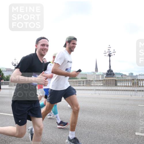 29.06.2025 - hella hamburg halbmarathon Jannik Wohlers http://msf.ph/oto/8151015 29.06.2025 10:31:10 Lombardsbrücke 1235, 1844, 1879, 3396, 3397, 3424, 3571, 3681, 4953, 5165, 5846, 5965, 6078, 6546, 6573, 6640, 7772, 8806, 9104, 9183, 9812, 9882, 9883, 10240, 10421, 10435, 10586, 11178, 11587, 12381, 12758, 13724, 15024, 15222, 15575, 16541, 16978, 17043, 17362, 17404, 17517, 17706, 17989, 18507, 18613, 18672, 18883, 18943, 19068, 19233 meine-sportfotos.de