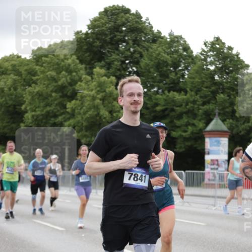 29.06.2025 - hella hamburg halbmarathon Jannik Wohlers http://msf.ph/oto/8151022 29.06.2025 10:51:12 Lombardsbrücke 1997, 2308, 2484, 2485, 2593, 2736, 2778, 3240, 3991, 4748, 4808, 4878, 5291, 5394, 5716, 5717, 6007, 6091, 6885, 6945, 6947, 6954, 7769, 7841, 7871, 7992, 8125, 8399, 9340, 9462, 9582, 9583, 9763, 10496, 10521, 10830, 11268, 11575, 11875, 11913, 12766, 13079, 13598, 13710, 13769, 15092, 15776, 16595, 16642, 16807, 17641, 19106 meine-sportfotos.de