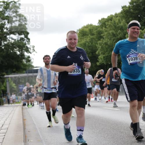 29.06.2025 - hella hamburg halbmarathon Jannik Wohlers http://msf.ph/oto/8151024 29.06.2025 10:14:27 Lombardsbrücke 1071, 1379, 1575, 2046, 2140, 2601, 2690, 3025, 3454, 3507, 3509, 3691, 4641, 5191, 5608, 5800, 5981, 6181, 6248, 6935, 7195, 7439, 8055, 8239, 8522, 8563, 8755, 8854, 9173, 9556, 9663, 9709, 9911, 10391, 10717, 10963, 11611, 11643, 13212, 13366, 13386, 13393, 13673, 13674, 14015, 14195, 14452, 14497, 14999, 15048, 15700, 16208, 16776, 17296, 17453, 17708, 17847, 18015, 18176 meine-sportfotos.de