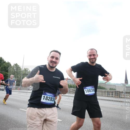 29.06.2025 - hella hamburg halbmarathon Jannik Wohlers http://msf.ph/oto/8151030 29.06.2025 10:31:39 Lombardsbrücke 1311, 2349, 2384, 2672, 2943, 3221, 3239, 3358, 3751, 3752, 3822, 4314, 4605, 4877, 4924, 5156, 5496, 5601, 5658, 5743, 6218, 6252, 6718, 6727, 7135, 7239, 7295, 7344, 7535, 7570, 7695, 7789, 7816, 7898, 8538, 11168, 11462, 12136, 12319, 12663, 12755, 13026, 14029, 14191, 14536, 14599, 15471, 16200, 17118, 17342, 17958, 18283, 18369, 18428, 18838, 18931 meine-sportfotos.de