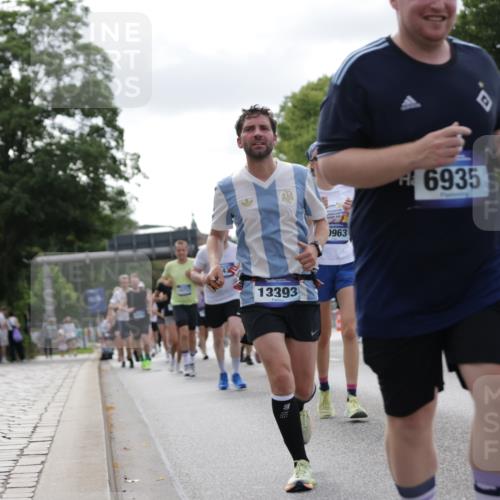 29.06.2025 - hella hamburg halbmarathon Jannik Wohlers http://msf.ph/oto/8151080 29.06.2025 10:14:29 Lombardsbrücke 1071, 1379, 1575, 2046, 2140, 2601, 2690, 3025, 3454, 3507, 3509, 3691, 3844, 4641, 5608, 5800, 5981, 6181, 6248, 6935, 7195, 7439, 8055, 8239, 8275, 8522, 8563, 8755, 8854, 9113, 9173, 9556, 9663, 9709, 9911, 10391, 10589, 10717, 10963, 11271, 11611, 11643, 13212, 13366, 13386, 13393, 13673, 13674, 13683, 14015, 14195, 14452, 14497, 14999, 15037, 15038, 15700, 16208, 16419, 16776, 17296, 17453, 17708, 17847, 18015, 18176 meine-sportfotos.de