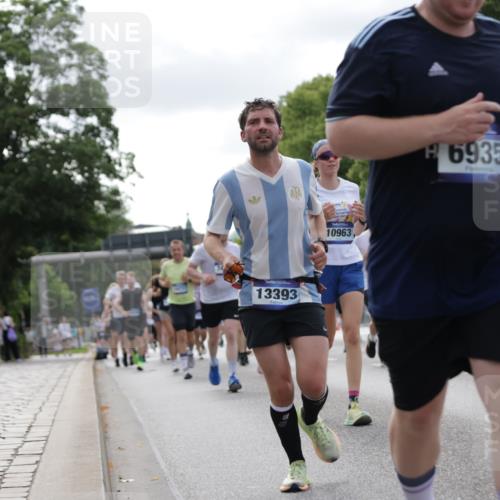 29.06.2025 - hella hamburg halbmarathon Jannik Wohlers http://msf.ph/oto/8151090 29.06.2025 10:14:29 Lombardsbrücke 1071, 1379, 1575, 2046, 2140, 2601, 2690, 3025, 3454, 3507, 3509, 3691, 3844, 4641, 5608, 5800, 5981, 6181, 6248, 6935, 7195, 7439, 8055, 8239, 8275, 8522, 8563, 8755, 8854, 9113, 9173, 9556, 9663, 9709, 9911, 10391, 10589, 10717, 10963, 11271, 11611, 11643, 13212, 13366, 13386, 13393, 13673, 13674, 13683, 14015, 14195, 14452, 14497, 14999, 15037, 15038, 15700, 16208, 16419, 16776, 17296, 17453, 17708, 17847, 18015, 18176 meine-sportfotos.de