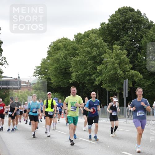 29.06.2025 - hella hamburg halbmarathon Jannik Wohlers http://msf.ph/oto/8151114 29.06.2025 10:51:14 Lombardsbrücke 1997, 2308, 2593, 2736, 2778, 3240, 3991, 4748, 4808, 4878, 5291, 5394, 5534, 5716, 5717, 6007, 6091, 6885, 6945, 6947, 6954, 7769, 7841, 7871, 7992, 8125, 8399, 9340, 9462, 10496, 10521, 10693, 10830, 11268, 11875, 11913, 12766, 13151, 13152, 13598, 13710, 13769, 15092, 16595, 16642, 16807, 17364, 17641 meine-sportfotos.de