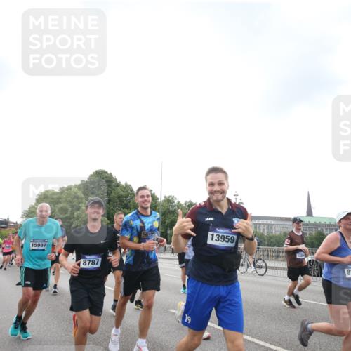 29.06.2025 - hella hamburg halbmarathon Jannik Wohlers http://msf.ph/oto/8151117 29.06.2025 10:31:57 Lombardsbrücke 1640, 1987, 2349, 2943, 3022, 3365, 3653, 3707, 3778, 4314, 4365, 4605, 4857, 5496, 5658, 5743, 5941, 6218, 6252, 6312, 6315, 7239, 7468, 7535, 7702, 8124, 8127, 8175, 8303, 8625, 8787, 8840, 8914, 8993, 9125, 9206, 9706, 9765, 10002, 10248, 10828, 10924, 11168, 11205, 11225, 11362, 11787, 11972, 12136, 12443, 12864, 12936, 13284, 13423, 13959, 13960, 14029, 14099, 14105, 14159, 14191, 14494, 14599, 14788, 14888, 15086, 15088, 15120, 15147, 15364, 15569, 15987 meine-sportfotos.de