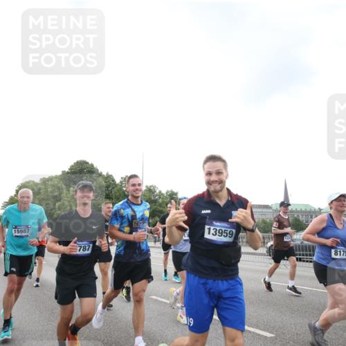 29.06.2025 - hella hamburg halbmarathon Jannik Wohlers http://msf.ph/oto/8151123 29.06.2025 10:31:57 Lombardsbrücke 1640, 1987, 2349, 2943, 3022, 3365, 3653, 3707, 3778, 4314, 4365, 4605, 4857, 5496, 5658, 5743, 5941, 6218, 6252, 6312, 6315, 7239, 7468, 7535, 7702, 8124, 8127, 8175, 8303, 8625, 8787, 8840, 8914, 8993, 9125, 9206, 9706, 9765, 10002, 10248, 10828, 10924, 11168, 11205, 11225, 11362, 11787, 11972, 12136, 12443, 12864, 12936, 13284, 13423, 13959, 13960, 14029, 14099, 14105, 14159, 14191, 14494, 14599, 14788, 14888, 15086, 15088, 15120, 15147, 15364, 15569, 15987 meine-sportfotos.de