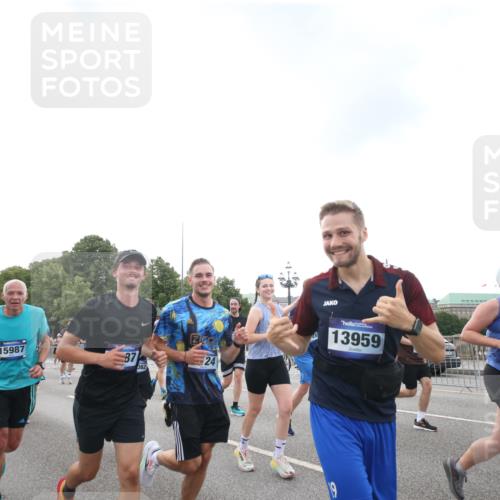 29.06.2025 - hella hamburg halbmarathon Jannik Wohlers http://msf.ph/oto/8151134 29.06.2025 10:31:58 Lombardsbrücke 1640, 1987, 2349, 2943, 3022, 3365, 3653, 3707, 3778, 4314, 4365, 4605, 4857, 5658, 5743, 5783, 5941, 6218, 6228, 6252, 6312, 6315, 7239, 7468, 7535, 7702, 8124, 8127, 8175, 8303, 8625, 8787, 8840, 8914, 8993, 9125, 9206, 9706, 9765, 10002, 10248, 10828, 10924, 11205, 11225, 11362, 11787, 11972, 12136, 12443, 12864, 12936, 13284, 13423, 13959, 13960, 14029, 14099, 14105, 14159, 14191, 14494, 14599, 14788, 14888, 15086, 15088, 15120, 15147, 15364, 15569, 15987 meine-sportfotos.de
