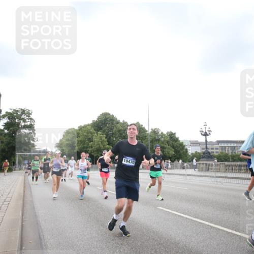 29.06.2025 - hella hamburg halbmarathon Jannik Wohlers http://msf.ph/oto/8151154 29.06.2025 10:32:17 Lombardsbrücke 1199, 1237, 2059, 3422, 3653, 3660, 3670, 3753, 4446, 5783, 5871, 6228, 6312, 6315, 7308, 7309, 7387, 7531, 7633, 7702, 7749, 7750, 9010, 9188, 10013, 10048, 10203, 10277, 10354, 10470, 10624, 10770, 11076, 11248, 12470, 12508, 13335, 14301, 15071, 15171, 15847, 15997, 16129, 16187, 16502, 16898, 16999, 17041, 17102, 17167, 17508, 18069, 18706, 18927, 19156 meine-sportfotos.de