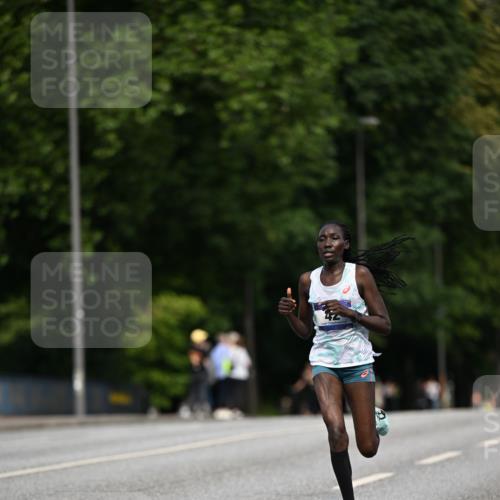29.06.2025 - hella hamburg halbmarathon Dr. Thomas Lammeyer http://msf.ph/oto/8151181 29.06.2025 09:38:53 Kennedybrücke 42 meine-sportfotos.de