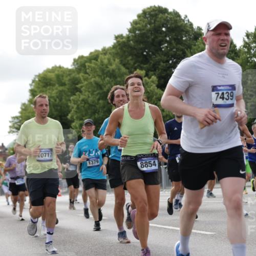 29.06.2025 - hella hamburg halbmarathon Jannik Wohlers http://msf.ph/oto/8151193 29.06.2025 10:14:32 Lombardsbrücke 1071, 1379, 1575, 2046, 2140, 2601, 2690, 3025, 3454, 3507, 3509, 3691, 3844, 4641, 5608, 5800, 6181, 6248, 6935, 7195, 7439, 8055, 8239, 8275, 8522, 8563, 8609, 8755, 8854, 9113, 9173, 9911, 10391, 10589, 10717, 10963, 11271, 11598, 11611, 11643, 11683, 12634, 13212, 13393, 13683, 14015, 14195, 14452, 14497, 14617, 14999, 15037, 15038, 15700, 16208, 16419, 17296, 17453, 17708, 17847, 18015, 18176 meine-sportfotos.de