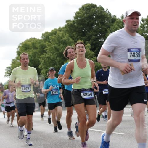 29.06.2025 - hella hamburg halbmarathon Jannik Wohlers http://msf.ph/oto/8151197 29.06.2025 10:14:33 Lombardsbrücke 1071, 1379, 1575, 2046, 2140, 2601, 2690, 3025, 3454, 3507, 3509, 3691, 3844, 4495, 4641, 5608, 5800, 6181, 6248, 6935, 7195, 7439, 7881, 8055, 8239, 8275, 8522, 8563, 8609, 8854, 9113, 9173, 9911, 10391, 10589, 10717, 10963, 11271, 11598, 11611, 11643, 11683, 12634, 13212, 13393, 13683, 14015, 14195, 14452, 14497, 14617, 14999, 15037, 15038, 15700, 16208, 16419, 17708, 17847, 18015, 18176 meine-sportfotos.de
