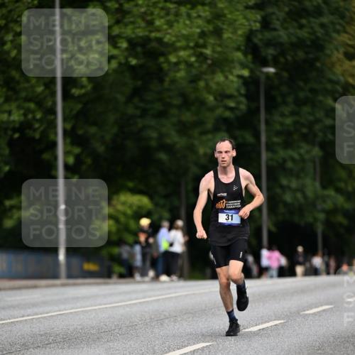 29.06.2025 - hella hamburg halbmarathon Dr. Thomas Lammeyer http://msf.ph/oto/8151457 29.06.2025 09:39:59 Kennedybrücke 31 meine-sportfotos.de