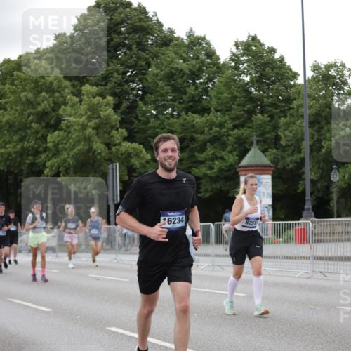 29.06.2025 - hella hamburg halbmarathon Jannik Wohlers http://msf.ph/oto/8151483 29.06.2025 10:51:42 Lombardsbrücke 1418, 1978, 3038, 4087, 4273, 4436, 4598, 4606, 5062, 5262, 6403, 6404, 6406, 6456, 6985, 7682, 7691, 8194, 8196, 8250, 8251, 8621, 9460, 9730, 10342, 10533, 10673, 11101, 11126, 11127, 11375, 12089, 12510, 12525, 12969, 13538, 14215, 14235, 14720, 15128, 16015, 16234, 17253, 17277, 17326, 17327, 17902, 18078, 18221, 18615, 18975 meine-sportfotos.de