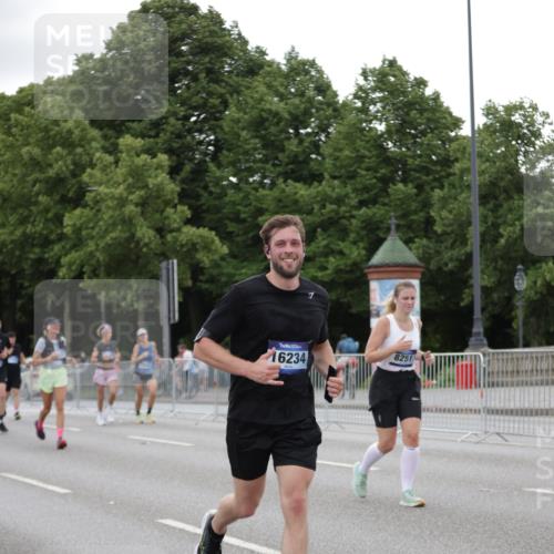 29.06.2025 - hella hamburg halbmarathon Jannik Wohlers http://msf.ph/oto/8151493 29.06.2025 10:51:42 Lombardsbrücke 1418, 1978, 3038, 4087, 4273, 4436, 4598, 4606, 5062, 5262, 6403, 6404, 6406, 6456, 6985, 7682, 7691, 8194, 8196, 8250, 8251, 8621, 9460, 9730, 10342, 10533, 10673, 11101, 11126, 11127, 11375, 12089, 12510, 12525, 12969, 13538, 14215, 14235, 14720, 15128, 16015, 16234, 17253, 17277, 17326, 17327, 17902, 18078, 18221, 18615, 18975 meine-sportfotos.de