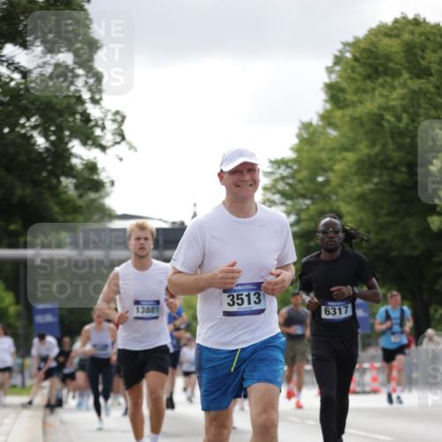 29.06.2025 - hella hamburg halbmarathon Jannik Wohlers http://msf.ph/oto/8151498 29.06.2025 10:14:43 Lombardsbrücke 1296, 1379, 1524, 1575, 1745, 2140, 2281, 3507, 3509, 3513, 3650, 3844, 4495, 4641, 5800, 5986, 6181, 6248, 6317, 7439, 7881, 8237, 8239, 8275, 8522, 8563, 8609, 8854, 9113, 9911, 9975, 10589, 10717, 11271, 11598, 11611, 11683, 12634, 13683, 13881, 14195, 14617, 14999, 15037, 15038, 16208, 16419, 17128, 17708, 17847, 18769, 18800 meine-sportfotos.de