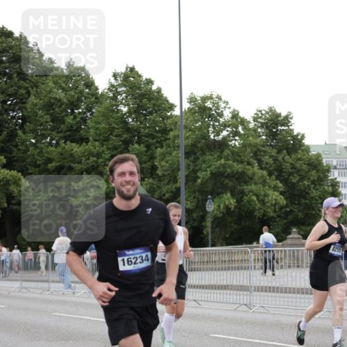 29.06.2025 - hella hamburg halbmarathon Jannik Wohlers http://msf.ph/oto/8151505 29.06.2025 10:51:42 Lombardsbrücke 1418, 1978, 3038, 4087, 4273, 4436, 4598, 4606, 5062, 5262, 6403, 6404, 6406, 6456, 6985, 7682, 7691, 8194, 8196, 8250, 8251, 8621, 9460, 9730, 10342, 10533, 10673, 11101, 11126, 11127, 11375, 12089, 12510, 12525, 12969, 13538, 14215, 14235, 14720, 15128, 16015, 16234, 17253, 17277, 17326, 17327, 17902, 18078, 18221, 18615, 18975 meine-sportfotos.de