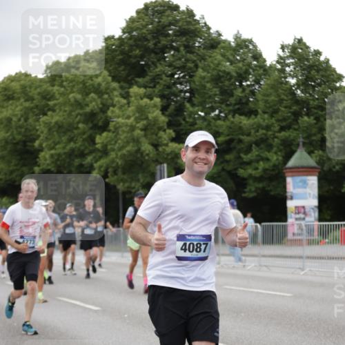29.06.2025 - hella hamburg halbmarathon Jannik Wohlers http://msf.ph/oto/8151559 29.06.2025 10:51:43 Lombardsbrücke 1418, 1978, 3038, 4087, 4273, 4436, 4598, 4606, 5062, 5262, 6403, 6404, 6406, 6456, 6985, 7682, 7691, 8194, 8196, 8250, 8251, 8621, 9368, 9460, 9730, 10342, 10533, 10673, 11101, 11126, 11127, 11375, 12089, 12510, 12525, 12969, 13538, 14215, 14235, 14720, 15128, 16015, 16234, 16262, 16973, 17253, 17277, 17326, 17327, 17902, 18078, 18221, 18615 meine-sportfotos.de