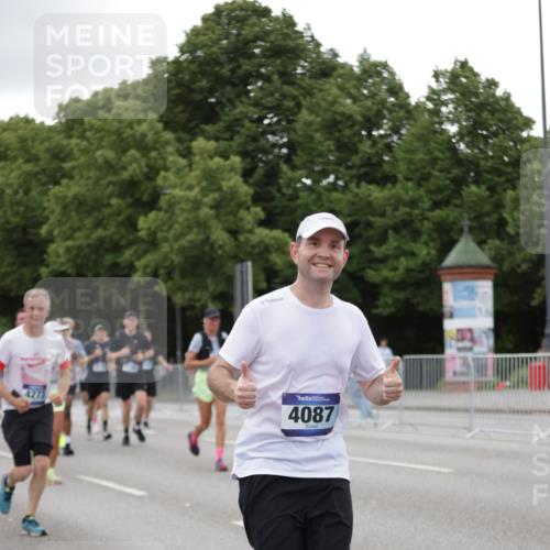 29.06.2025 - hella hamburg halbmarathon Jannik Wohlers http://msf.ph/oto/8151565 29.06.2025 10:51:43 Lombardsbrücke 1418, 1978, 3038, 4087, 4273, 4436, 4598, 4606, 5062, 5262, 6403, 6404, 6406, 6456, 6985, 7682, 7691, 8194, 8196, 8250, 8251, 8621, 9368, 9460, 9730, 10342, 10533, 10673, 11101, 11126, 11127, 11375, 12089, 12510, 12525, 12969, 13538, 14215, 14235, 14720, 15128, 16015, 16234, 16262, 16973, 17253, 17277, 17326, 17327, 17902, 18078, 18221, 18615 meine-sportfotos.de
