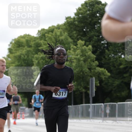 29.06.2025 - hella hamburg halbmarathon Jannik Wohlers http://msf.ph/oto/8151585 29.06.2025 10:14:46 Lombardsbrücke 1296, 1379, 1524, 1575, 1745, 2140, 2281, 3507, 3509, 3513, 3650, 3844, 4495, 4641, 5271, 5800, 5986, 6181, 6248, 6317, 7452, 7881, 8237, 8256, 8275, 8563, 8609, 9113, 9847, 9911, 9975, 10589, 10717, 11271, 11598, 11611, 11683, 12524, 12634, 13683, 13881, 14617, 14999, 15037, 15038, 16208, 16419, 17128, 17708, 17847, 18769, 18800, 18939 meine-sportfotos.de