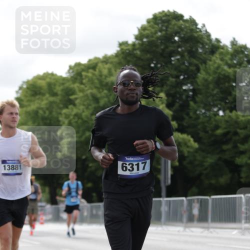 29.06.2025 - hella hamburg halbmarathon Jannik Wohlers http://msf.ph/oto/8151615 29.06.2025 10:14:46 Lombardsbrücke 1296, 1379, 1524, 1575, 1745, 2140, 2281, 3507, 3509, 3513, 3650, 3844, 4495, 4641, 5271, 5800, 5986, 6181, 6248, 6317, 7452, 7881, 8237, 8256, 8275, 8563, 8609, 9113, 9847, 9911, 9975, 10589, 10717, 11271, 11598, 11611, 11683, 12524, 12634, 13683, 13881, 14617, 14999, 15037, 15038, 16208, 16419, 17128, 17708, 17847, 18769, 18800, 18939 meine-sportfotos.de