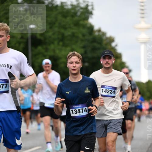 29.06.2025 - hella hamburg halbmarathon Dr. Thomas Lammeyer http://msf.ph/oto/8151629 29.06.2025 10:07:03 Kennedybrücke 1414, 2142, 2619, 2712, 2780, 2810, 2819, 3225, 3630, 4066, 4204, 4665, 5734, 6208, 6752, 6815, 6997, 7869, 7888, 8003, 8364, 8481, 8483, 8624, 9006, 10128, 10295 meine-sportfotos.de