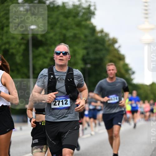 29.06.2025 - hella hamburg halbmarathon Dr. Thomas Lammeyer http://msf.ph/oto/8151736 29.06.2025 10:07:06 Kennedybrücke 1414, 1702, 2619, 2712, 2780, 2810, 2819, 3225, 3630, 4066, 4204, 4613, 4665, 5734, 6208, 6752, 6815, 6997, 7869, 7888, 8003, 8481, 8483, 8624, 9006, 10128 meine-sportfotos.de