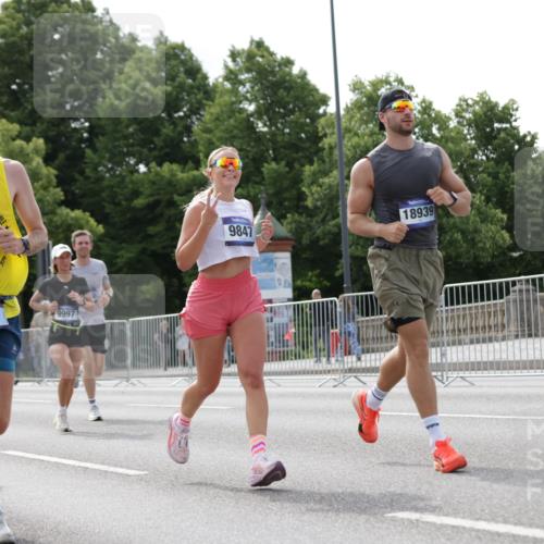29.06.2025 - hella hamburg halbmarathon Jannik Wohlers http://msf.ph/oto/8151749 29.06.2025 10:14:53 Lombardsbrücke 1296, 1524, 1745, 2281, 2720, 3513, 3650, 4495, 5271, 5986, 6317, 7452, 7809, 7810, 7881, 8237, 8256, 8609, 9307, 9423, 9847, 9975, 9997, 10858, 11683, 12457, 12524, 13453, 13500, 13881, 14617, 15150, 15740, 16040, 17128, 17949, 18203, 18252, 18769, 18800, 18939, 19027 meine-sportfotos.de