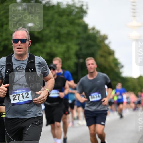 29.06.2025 - hella hamburg halbmarathon Dr. Thomas Lammeyer http://msf.ph/oto/8151761 29.06.2025 10:07:06 Kennedybrücke 1414, 1702, 2619, 2712, 2780, 2810, 2819, 3225, 3630, 4066, 4204, 4613, 4665, 5734, 6208, 6752, 6815, 6997, 7869, 7888, 8003, 8481, 8483, 8624, 9006, 10128 meine-sportfotos.de