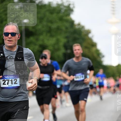29.06.2025 - hella hamburg halbmarathon Dr. Thomas Lammeyer http://msf.ph/oto/8151771 29.06.2025 10:07:06 Kennedybrücke 1414, 1702, 2619, 2712, 2780, 2810, 2819, 3225, 3630, 4066, 4204, 4613, 4665, 5734, 6208, 6752, 6815, 6997, 7869, 7888, 8003, 8481, 8483, 8624, 9006, 10128 meine-sportfotos.de