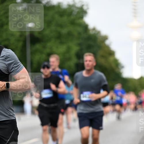 29.06.2025 - hella hamburg halbmarathon Dr. Thomas Lammeyer http://msf.ph/oto/8151794 29.06.2025 10:07:07 Kennedybrücke 1135, 1138, 1414, 1702, 2619, 2712, 2780, 2810, 2819, 3225, 3630, 4066, 4204, 4613, 4665, 5734, 6208, 6752, 6815, 7869, 7888, 8003, 8481, 8483, 8624, 9006, 9439, 10128 meine-sportfotos.de