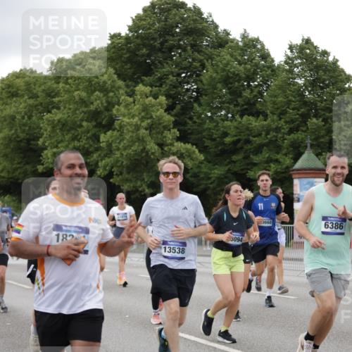 29.06.2025 - hella hamburg halbmarathon Jannik Wohlers http://msf.ph/oto/8151817 29.06.2025 10:51:53 Lombardsbrücke 3645, 4087, 4273, 4436, 4815, 5262, 6386, 6403, 6404, 6406, 6456, 6671, 6985, 7690, 7691, 7735, 7812, 8194, 8196, 9368, 9731, 10296, 10342, 10634, 10884, 11084, 11126, 11127, 11297, 11736, 11899, 11974, 12089, 12247, 12525, 12546, 12558, 13094, 13207, 13208, 13538, 14215, 14235, 14893, 16234, 16262, 16492, 16752, 16973, 17326, 17327, 18115, 18221, 18633, 18668, 18756, 18817 meine-sportfotos.de