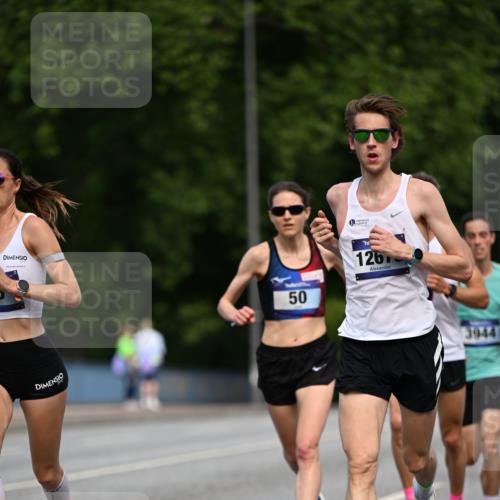 29.06.2025 - hella hamburg halbmarathon Dr. Thomas Lammeyer http://msf.ph/oto/8151842 29.06.2025 09:40:44 Kennedybrücke 45, 50, 3944 meine-sportfotos.de