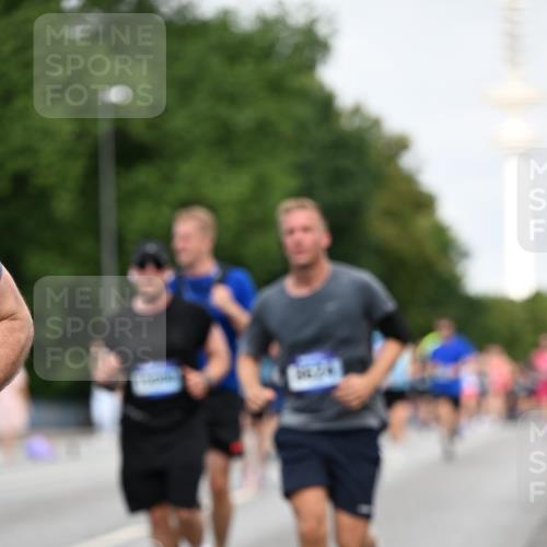 29.06.2025 - hella hamburg halbmarathon Dr. Thomas Lammeyer http://msf.ph/oto/8151876 29.06.2025 10:07:07 Kennedybrücke 1135, 1138, 1414, 1702, 2619, 2712, 2780, 2810, 2819, 3225, 3630, 4066, 4204, 4613, 4665, 5734, 6208, 6752, 6815, 7869, 7888, 8003, 8481, 8483, 8624, 9006, 9439, 10128 meine-sportfotos.de