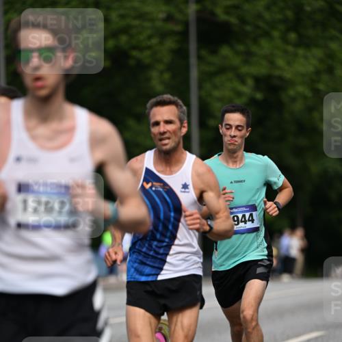 29.06.2025 - hella hamburg halbmarathon Dr. Thomas Lammeyer http://msf.ph/oto/8151879 29.06.2025 09:40:45 Kennedybrücke 45, 50, 3944 meine-sportfotos.de