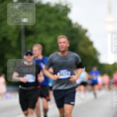 29.06.2025 - hella hamburg halbmarathon Dr. Thomas Lammeyer http://msf.ph/oto/8151885 29.06.2025 10:07:07 Kennedybrücke 1135, 1138, 1414, 1702, 2619, 2712, 2780, 2810, 2819, 3225, 3630, 4066, 4204, 4613, 4665, 5734, 6208, 6752, 6815, 7869, 7888, 8003, 8481, 8483, 8624, 9006, 9439, 10128 meine-sportfotos.de