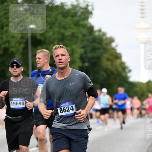 29.06.2025 - hella hamburg halbmarathon Dr. Thomas Lammeyer http://msf.ph/oto/8151909 29.06.2025 10:07:08 Kennedybrücke 1135, 1138, 1414, 1702, 2619, 2712, 2780, 2810, 2819, 3225, 3630, 4066, 4204, 4613, 4665, 5734, 6208, 6815, 7869, 7888, 8003, 8481, 8483, 8624, 9006, 9439, 10128 meine-sportfotos.de