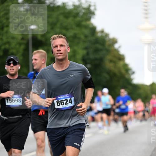 29.06.2025 - hella hamburg halbmarathon Dr. Thomas Lammeyer http://msf.ph/oto/8151917 29.06.2025 10:07:08 Kennedybrücke 1135, 1138, 1414, 1702, 2619, 2712, 2780, 2810, 2819, 3225, 3630, 4066, 4204, 4613, 4665, 5734, 6208, 6815, 7869, 7888, 8003, 8481, 8483, 8624, 9006, 9439, 10128 meine-sportfotos.de