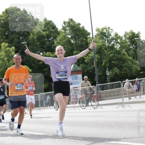 29.06.2025 - hella hamburg halbmarathon Jannik Wohlers http://msf.ph/oto/8151918 29.06.2025 10:14:59 Lombardsbrücke 1524, 2110, 2720, 3417, 3650, 5271, 5739, 5986, 6317, 7452, 7809, 7810, 8256, 9307, 9423, 9847, 9997, 10858, 12457, 12521, 12524, 13197, 13453, 13500, 15150, 15740, 16040, 16041, 17949, 18203, 18252, 18769, 18800, 18939, 19027 meine-sportfotos.de