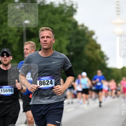 29.06.2025 - hella hamburg halbmarathon Dr. Thomas Lammeyer http://msf.ph/oto/8151921 29.06.2025 10:07:08 Kennedybrücke 1135, 1138, 1414, 1702, 2619, 2712, 2780, 2810, 2819, 3225, 3630, 4066, 4204, 4613, 4665, 5734, 6208, 6815, 7869, 7888, 8003, 8481, 8483, 8624, 9006, 9439, 10128 meine-sportfotos.de