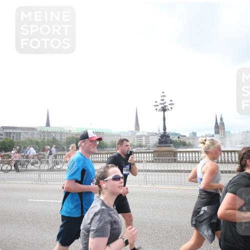 29.06.2025 - hella hamburg halbmarathon Jannik Wohlers http://msf.ph/oto/8151924 29.06.2025 10:37:13 Lombardsbrücke 1475, 2199, 2640, 2853, 3230, 3633, 5171, 5186, 5522, 5790, 5875, 6243, 6821, 6955, 7124, 7321, 7350, 7544, 7777, 9247, 9524, 9895, 10476, 10506, 10798, 10919, 11183, 11801, 11882, 11888, 12123, 12242, 12254, 12472, 12762, 12824, 14130, 14657, 16032, 16582, 16680, 16706, 16837, 17355, 17793, 17798, 18903 meine-sportfotos.de